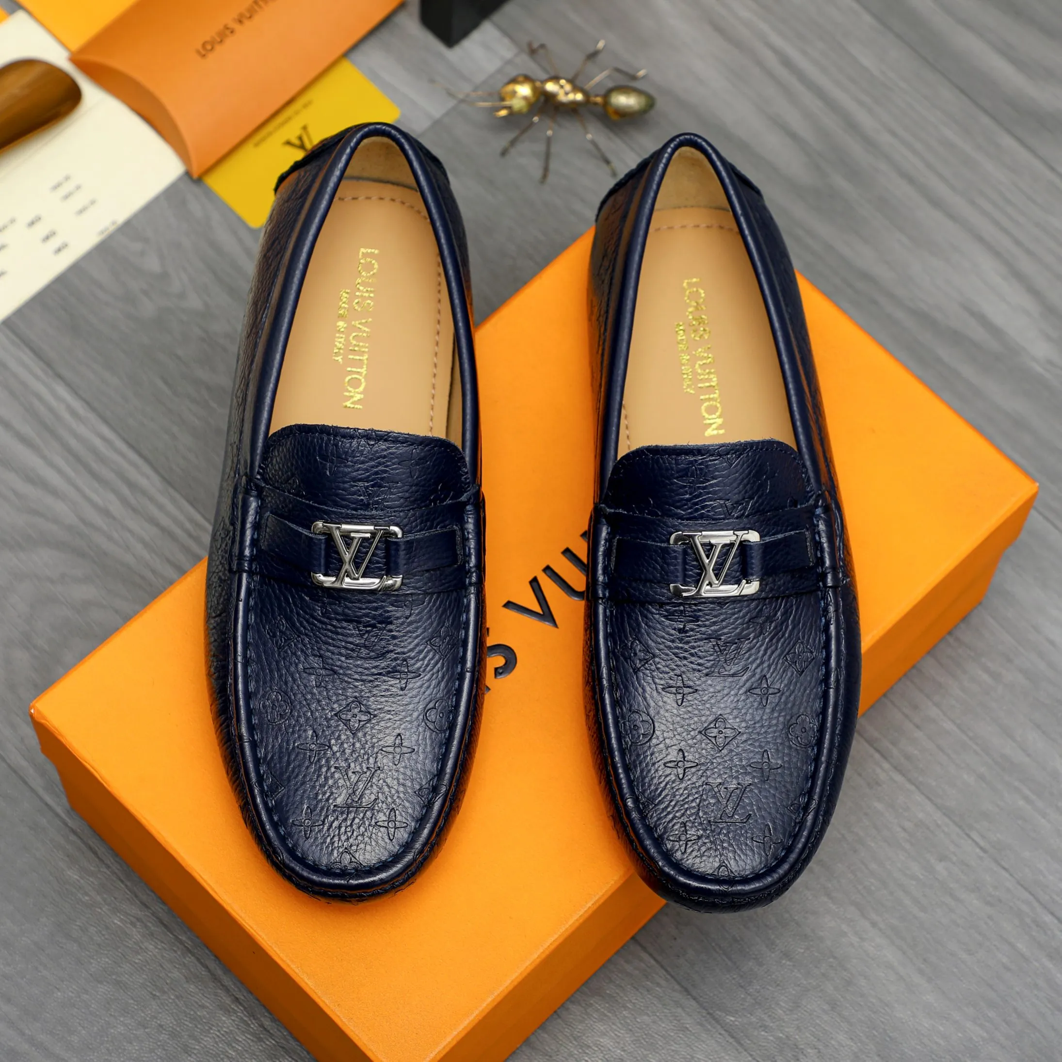 Men's shoes 💰p420 Product trademark: LV (Louis Vuitton) casual slip-on men's shoes Regular size: 38-44 Product material: Selected pebbled cowhide embossed upper, sheepskin lining, rubber outsole